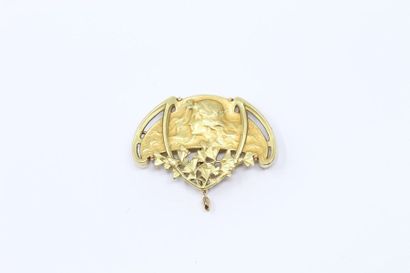 null Elément de broche pendentif piriforme en or jaune 18K (750), ciselé d'une femme...