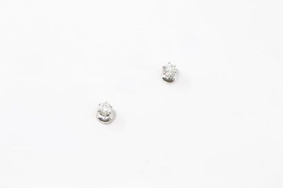 null Paire de boutons d'oreilles en or gris 18K (750) ornés chacun d'un diamant taillés...