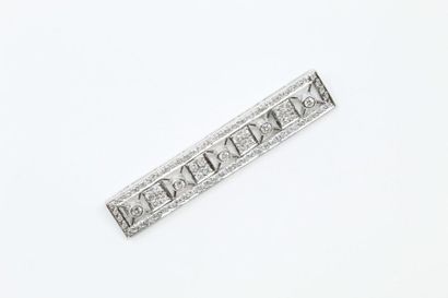 null Broche rectangulaire en or gris 18K (750), ajouré de cinq diamants taillés en...