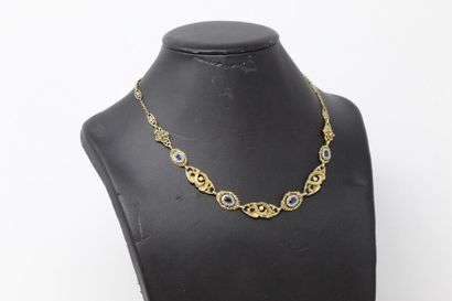 null Collier en or jaune 18K (750), articulé de maillons navettes ciselés au repercé...