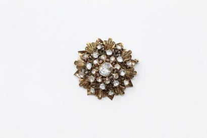 null Broche ronde en or jaune 14K (585), stylisée d'une fleur ajourée, orné de diamants...