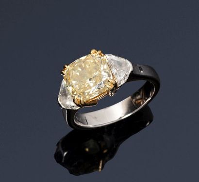 null Bague en or gris et or jaune 18K (750), ornée d'un diamant taillé en coussin,...
