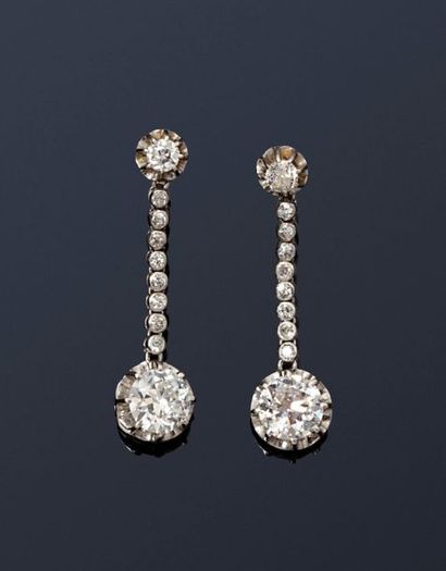 null Paire de pendants d'oreilles en or gris 18K (750), orné d'un diamant taillé...