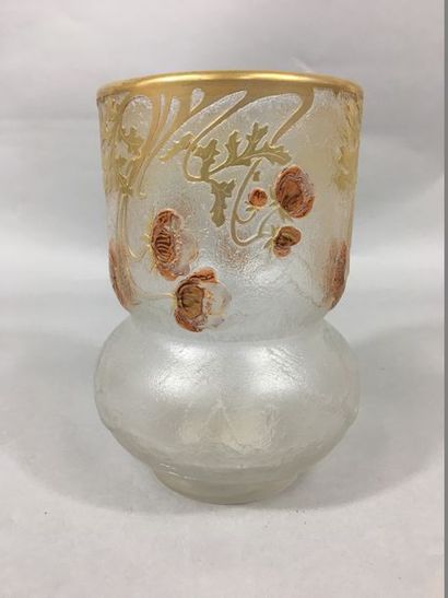 null MONTJOYE 

Vase à panse aplatie et large col cylindrique en verre translucide...