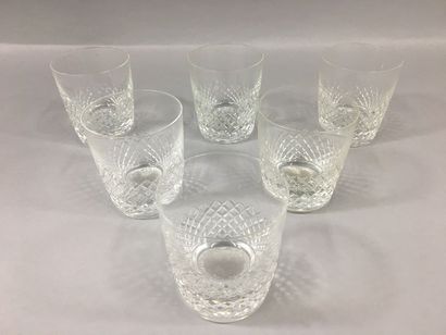null LALIQUE sept verres à whisky en cristal modèle " Chinon ". Signés Lalique F...