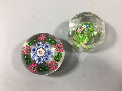 null Clichy. Boule presse-papiers miniature à décor de deux cercles de bonbons rose,...