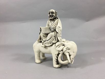 null Chine XXème 

Statuette de sage lisant assis, sur un éléphant, en porcelaine...