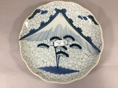 null Japon Période Meiji (1868-1912) 

Plat en porcelaine à décor en bleu sous couverte...