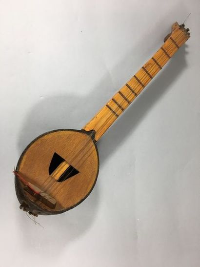 null Petite guitare en noix de coco.

XXème siècle.