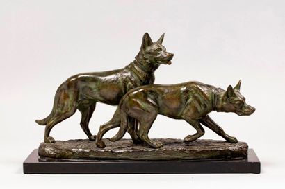 null RICHÉ Louis, 1877-1949

Deux chiens de berger

groupe en bronze à patine brun...