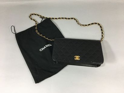 null CHANEL, petit sac pochette matelassé en agneau noir, fermoir CC de Chanel, anse...