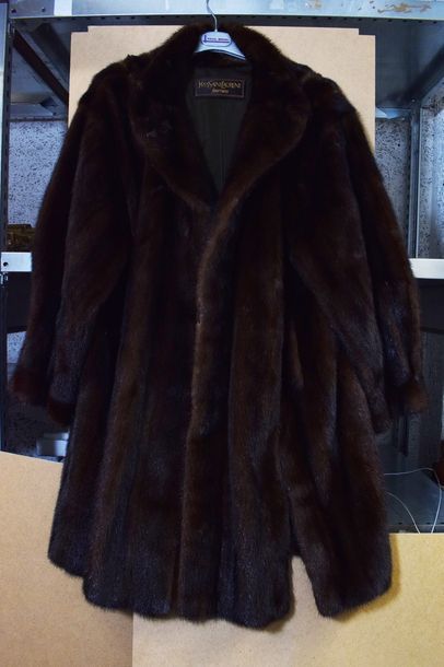 null Manteau de fourrure en vison marron et sa capuche amovible. 

Par Yves Saint...