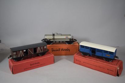 null HORNBY « O » : 3 wagons marchandises longs, à boggies, dont bestiaux n° 2 -...