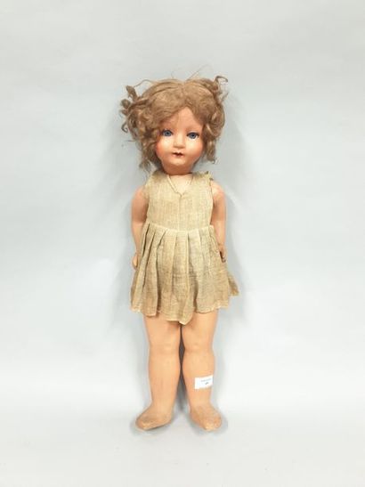 null Une poupée en carton bouilli début XXème (divers accidents aux doigts et jambes...