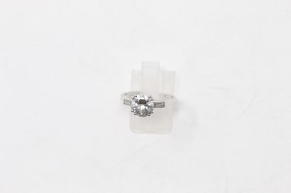 null Bague en platine (900) ornée d'un diamant taille ronde moderne épaulé par deux...