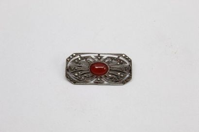 null Broche de style Art Déco, monture ajourée en argent (Sanglier), une pierre rouge...