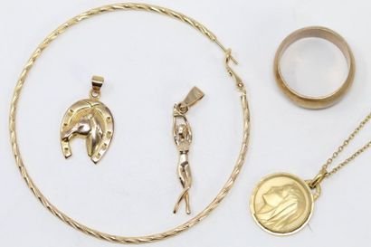 null Ensemble en plaqué or : une chaine (tour de cou : 49.50 cm), une médaille religieuse...