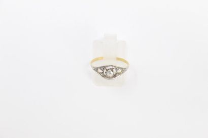 null Bague en or gris et jaune 18k (750) ornée d'un diamant taille rose.

Tour de...