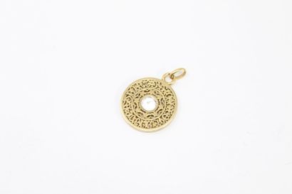 null Pendentif ajouré en or jaune 18k (750) orné d'une pierre blanche. 

Poids brut...