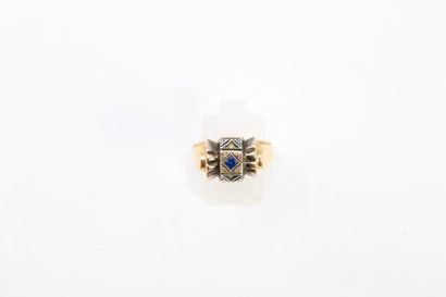 null Bague en or jaune 18k (750) et argent ornée d'une pierre bleue. 

Tour de doigt...