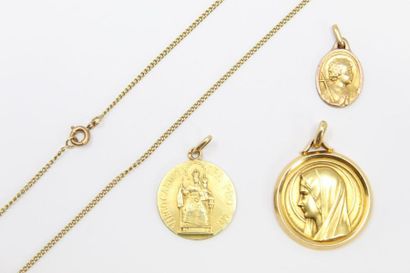 null Lot comprenant deux médailles religieuses en or jaune 18k (750) et une chapine...