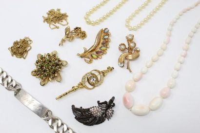 null Lot de bijoux fantaisies comprenant broches, bracelets, colliers, etc... 