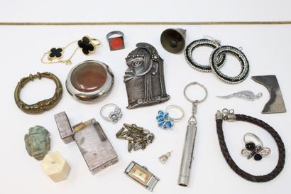 null Lot de bijoux fantaisies comprenant bracelets, bagues, broche, briquet, etc...