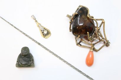 null Lot de bijoux fantaisies comprenant une chaîne en métal, un petit bouddha en...