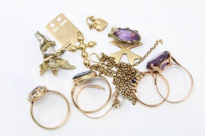 null Lot d'or 18k (750) comprenant trois bagues ornées de diamants, saphirs, perles...