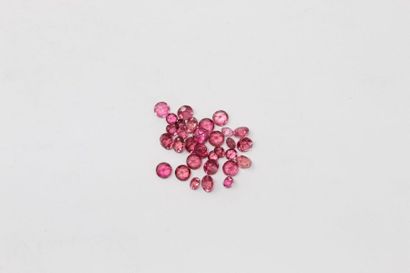 null Lot 31 tourmalines roses (Rubellites) rondes sur papier. 

Poids total : env....