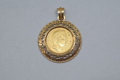 null Pendentif en or jaune 18k (750) agrémenté en son centre d'une pièce en or de...