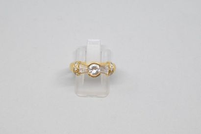 null Bague en or jaune 18k (750) sertie d'un diamant taille brillant épaulé de quatre...