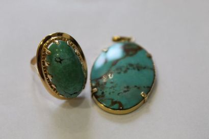 null Bague et pendentif en or jaune 18K (750) ornés de cabochon de turquoise veiné.

Poids...