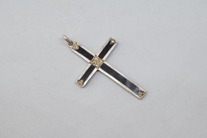 null Pendentif croix en argent émaillé noir et orné de pierres d'imitation.

Poids...