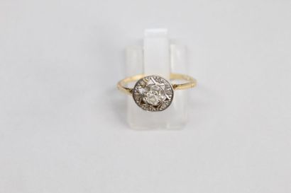 null Bague en or jaune et gris 18k (750) ornée d'un diamant taille ancienne dans...