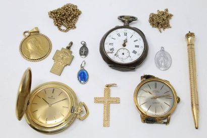 null Lot de bijoux fantaisies comprenant montres, pendentifs, porte mine et chaî...