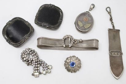 null Lot comprenant : bracelet, broche, pendentif en argent et métal. 

Poids brut...