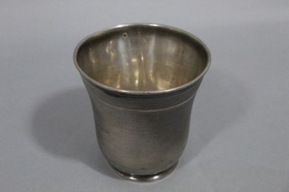 null Timbale tulipe en argent (Minerve) posant sur un talon, modèle guilloché et...