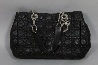 null DIOR

Sac à main Modèle "Soft" en cuir noir matelassé. Deux pochettes zippées...