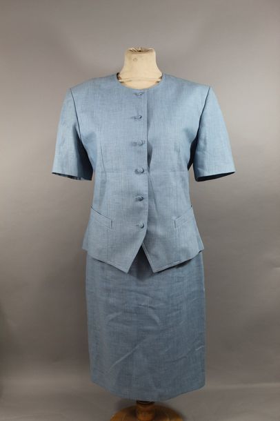 null Tailleur d'été en tissus bleu ciel (59% lin) composé d'une veste à manche courte...