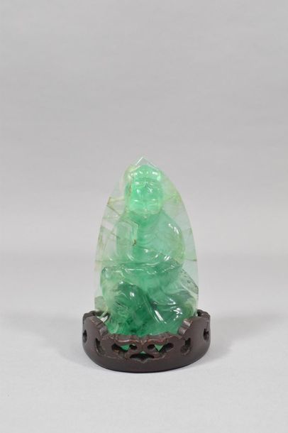 null Statuette de divinité encadrée d'une mandorle en pierre dure verte translucide...