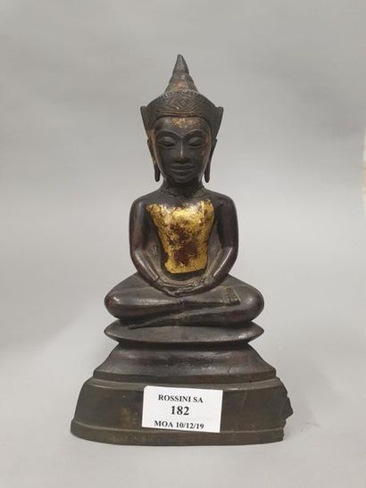 null THAILANDE, Ayutthaya - XVIIe siècle

Statuette de bouddha en bronze à patine...