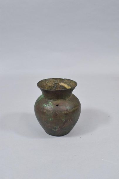 null Copper vase with chiselled decoration of rinceaux. 

Near East 