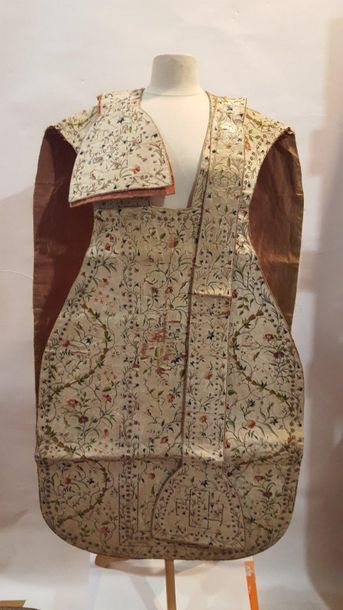 null Set of liturgical vestments made of silk embroidered with a floral decoration...