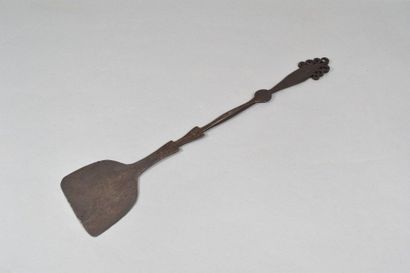 null Wrought iron hearth shovel, end of the handle decorated with windings, monogram...