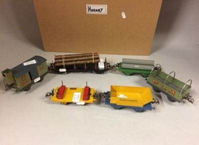 null HORNBY "O": 6 freight wagons of which EAST boxcar with bungalow - log carrier...