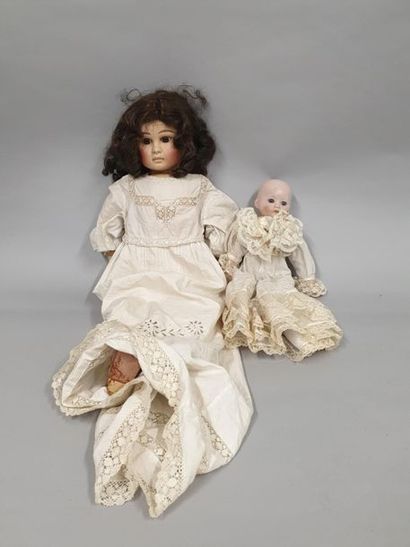 null Set of 2 modern dolls. 

H. : 66 - 35 cm 



