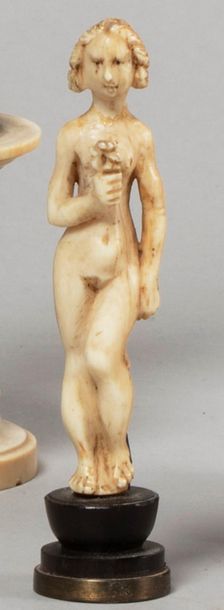 null 
 Manche de couvert ? en ivoire sculpté en ronde-bosse représentant une femme...