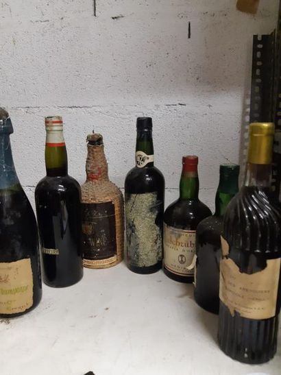 null Ensemble de 	7	 bouteilles 	VINS MUTES 			 (porto, ratafia de champagne, Muscat,...