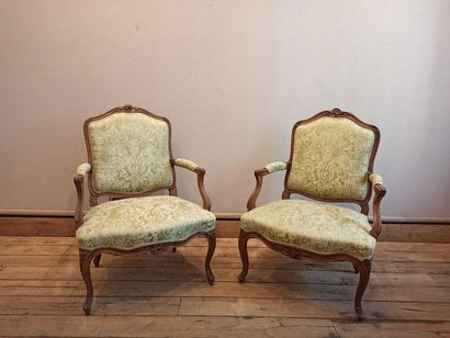 null Pair of Queen's armchairs covered with a green tapestry with floral decoration,...